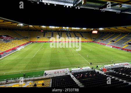 Fussball, Frauen-Nationalmannschaft, LŠnderspiel, Testspiel, Three Nations. Ein Tor, Tivoli Aachen, Deutschland (weiss) - Belgien (rot) 2:0, †bersich Stockfoto