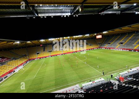 Fussball, Frauen-Nationalmannschaft, LŠnderspiel, Testspiel, Three Nations. Ein Tor, Tivoli Aachen, Deutschland (weiss) - Belgien (rot) 2:0, †bersich Stockfoto