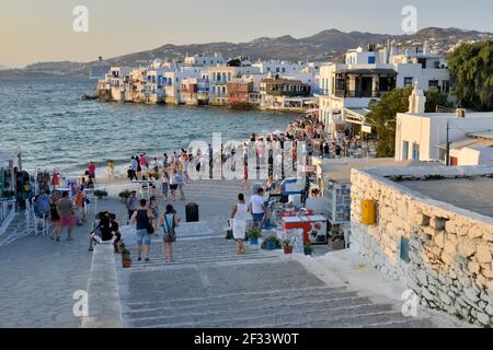 Geographie / Reisen, Griechenland, Touristen beobachten den Sonnenuntergang in Little-Venice, Chora oder Mykonos-Stadt, Myko, Additional-Rights-Clearance-Info-not-available Stockfoto