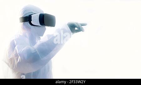 Futuristisches Labor. Arzt im Schutzanzug mit VR-Brille, die Forschung in der Virtual-Reality-Simulation durchführt. Hochwertige Fotos Stockfoto