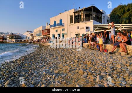 Geographie / Reisen, Griechenland, Touristen beobachten den Sonnenuntergang in Little-Venice, Chora oder Mykonos-Stadt, Myko, Additional-Rights-Clearance-Info-not-available Stockfoto