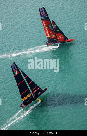 Auckland, Neuseeland. März 2021, 15th. (210315) -- AUCKLAND, 15. März 2021 (Xinhua) -- Luna Rossa Prada Pirelli (unten) von Italien und Emirates Team Neuseeland segeln während 36th America's Cup Finals in Auckland, Neuseeland, 15. März 2021. (COR36/Studio Borlenghi/Handout via Xinhua) Quelle: Xinhua/Alamy Live News Stockfoto