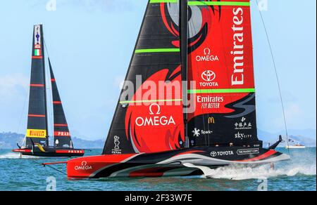 Auckland, Neuseeland. März 2021, 15th. (210315) -- AUCKLAND, 15. März 2021 (Xinhua) -- Luna Rossa Prada Pirelli (L) aus Italien und Emirates Team Neuseeland segeln während des America's Cup Finals 36th in Auckland, Neuseeland, 15. März 2021. (COR36/Studio Borlenghi/Handout via Xinhua) Quelle: Xinhua/Alamy Live News Stockfoto