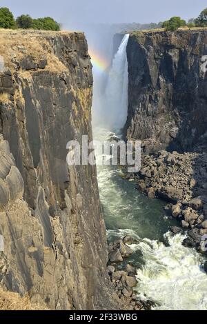 Geographie / Reisen, Simbabwe, Regenbogen über den Victoria Falls, seit 1989 Welterbe der Th, Additional-Rights-Clearance-Info-not-available Stockfoto