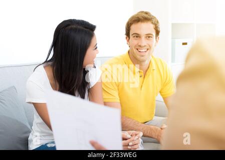 Junge gemischte Rennen Paar Treffen mit Berater (oder Berater, Finanzberater, Immobilienmakler etc.) Stockfoto
