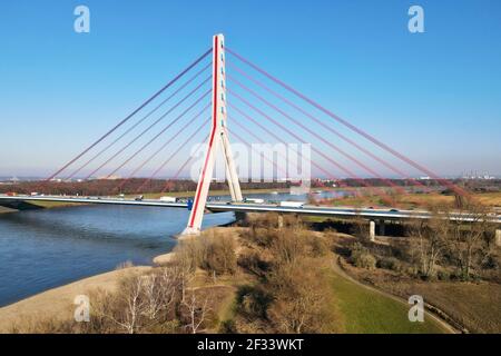 Fleher Brücke, auch Rheinbrücke Düsseldorf-Flehe genannt, zwischen Düsseldorf und Neuss ist eine Autobahnbrücke (A46) über den Rhein. Stockfoto