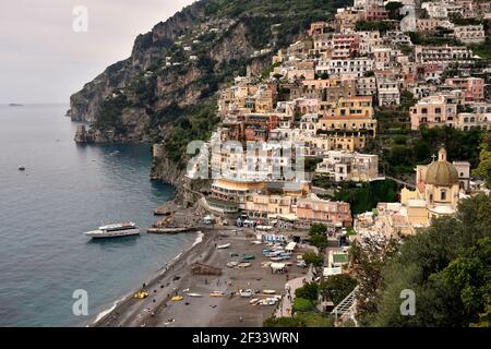 Geographie / Reisen, Italien, Kampanien, Blick nach Positano mit seiner Kirche Santa Maria Assunta, Amalfi, Additional-Rights-Clearance-Info-not-available Stockfoto