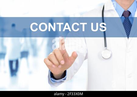 Arzt Hand berühren KONTAKT US-Zeichen auf dem virtuellen Bildschirm Stockfoto