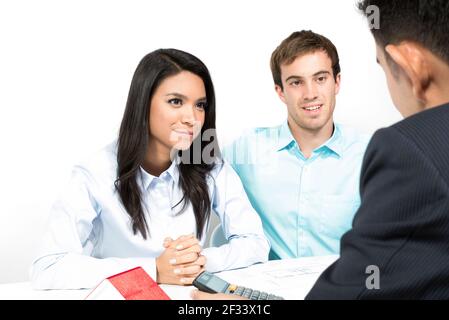 Interracial paar Treffen mit Finanzberater Stockfoto
