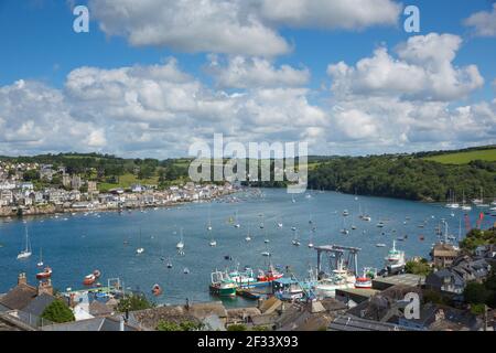 Fowey Küstenstadt Cornwall England mit Booten auf dem Fluss England vereinigtes Königreich Stockfoto