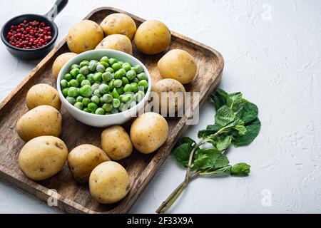Kartoffelpüree mit Minze, auf weißem strukturiertem Hintergrund Stockfoto