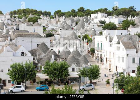 Panoramablick auf Trulli typische Häuser mit konischem Dach in Alberobello Altstadt, Apulien, Italien Stockfoto