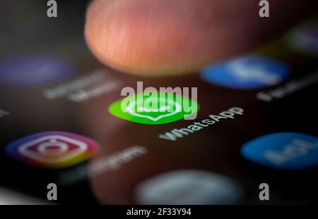 Das WatsApp App-Symbol wird auf dem Bildschirm eines Android Smart phome angezeigt. Stockfoto