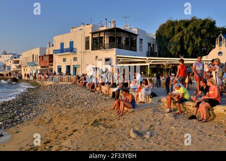 Geographie / Reisen, Griechenland, Touristen beobachten den Sonnenuntergang in Little-Venice, Chora oder Mykonos City, Mykon, Additional-Rights-Clearance-Info-not-available Stockfoto