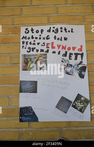 Stoppen Sie Mobbing Poster von Studenten an der Wand hängen gemacht Stockfoto