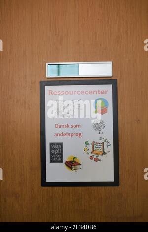 Schild von Lehrern, die an der Tür der Schule hängen Stockfoto