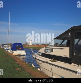 Eine Ansicht der Boote, die im Thurne Dyke von der Thurne Dyke Drainage Mill auf den Norfolk Broads in Thurne, Norfolk, England, Vereinigtes Königreich, festgemacht sind. Stockfoto