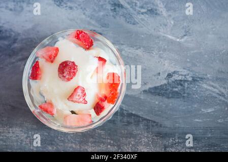 Eisjoghurt mit Erdbeere Stockfoto