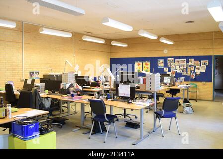 Leere und chaotische Lehrer Klassenzimmer in einer Schule Stockfoto