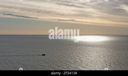 Ein kleines Fischerboot, das nach der Rückkehr nach Hause zu seinen Krabbentöpfen in der Nordsee nahe dem alten Fischerdorf von Auchmithie gekehrt ist. Stockfoto