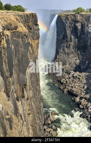 Geographie / Reisen, Simbabwe, Regenbogen über den Victoria Falls, seit 1989 Welterbe der Th, Additional-Rights-Clearance-Info-not-available Stockfoto