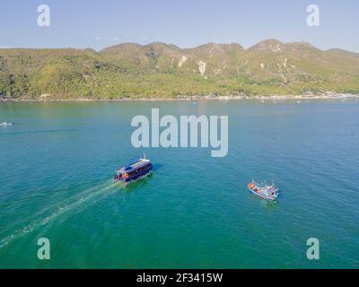 Blick von oben auf ein Boot segeln im blauen Meer Stockfoto