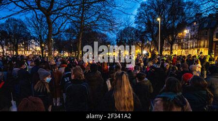 Brighton UK 13th March 2021 - Hunderte von Menschen nehmen an einer Mahnwache bei Kerzenlicht für das Mordopfer Sarah Everard in Brighton an diesem Abend Teil. Rückforderung dieser Straßen Demonstranten versammelten sich in Brighton's Valley Gardens, um an der Mahnwache teilzunehmen, bevor die Polizei begann, sie nach etwa einer halben Stunde zu bewegen: Kredit Simon Dack / Alamy Live News Stockfoto