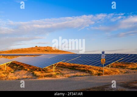 Solarpaneelfarm bei Sonnenuntergang in South Australian Metropolregion gelegen Bereich Stockfoto