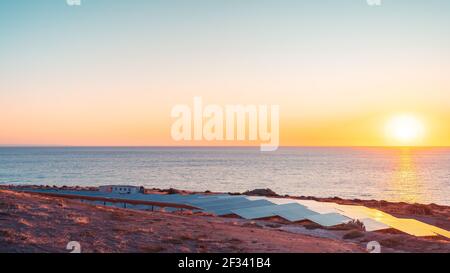 Solarpanel-Farm bei Sonnenuntergang in South Australia Stockfoto