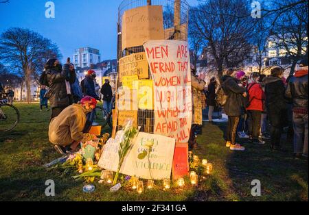 Brighton UK 13th March 2021 - Hunderte von Menschen nehmen an einer Mahnwache bei Kerzenlicht für das Mordopfer Sarah Everard in Brighton an diesem Abend Teil. Rückforderung dieser Straßen Demonstranten versammelten sich in Brighton's Valley Gardens, um an der Mahnwache teilzunehmen, bevor die Polizei begann, sie nach etwa einer halben Stunde zu bewegen: Kredit Simon Dack / Alamy Live News Stockfoto