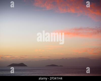 Rosafarbene Sonnenaufgangswolken über Michaelmas & Breaksea Islands im südlichen Ozean, Frenchman Bay, Albany, Western Australia Stockfoto