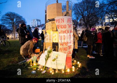 Brighton UK 13th March 2021 - Hunderte von Menschen nehmen an einer Mahnwache bei Kerzenlicht für das Mordopfer Sarah Everard in Brighton an diesem Abend Teil. Rückforderung dieser Straßen Demonstranten versammelten sich in Brighton's Valley Gardens, um an der Mahnwache teilzunehmen, bevor die Polizei begann, sie nach etwa einer halben Stunde zu bewegen: Kredit Simon Dack / Alamy Live News Stockfoto