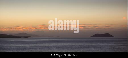 Sonnenaufgangswolken über dem Südpolarmeer und Michaelmas Island, Frenchman Bay, Albany, Western Australia Stockfoto