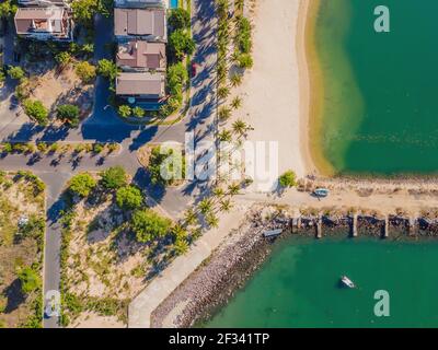 Einzigartige Schönheit der blauen Lagune auf der tropischen Insel Stockfoto