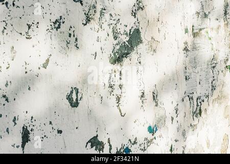 Textur, Wand, Beton, kann als Hintergrund verwendet werden. Wandfragment mit Kratzern und Rissen Stockfoto
