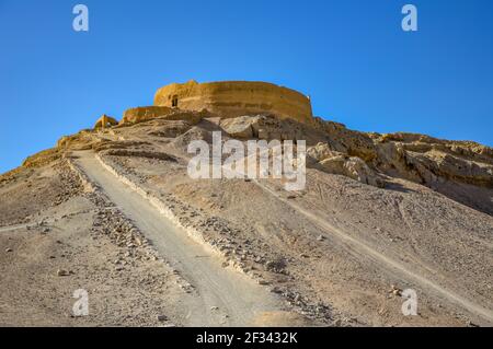 Yazd, Iran - 5. Dezember 2015: Alte Grabstätte der Zoroastrer namens Dakhme, am Stadtrand von Yazd im Iran gelegen Stockfoto