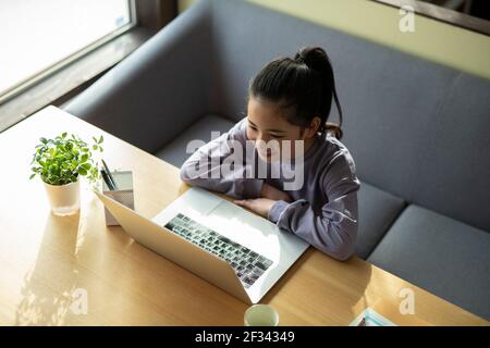 Mädchen Mit Videoanruf Stockfoto