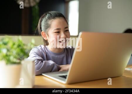 Mädchen Mit Videoanruf Stockfoto