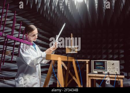 Techniker im Elektroniklabor, der die hf-Konformitätsprüfung durchführt Stockfoto