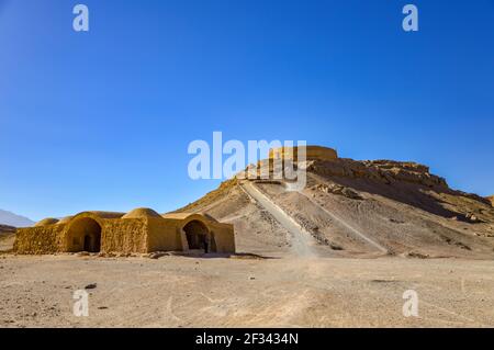 Yazd, Iran - 5. Dezember 2015: Alte Grabstätten der Zoroastrer im Iran. Sie werden Turm der Stille genannt. Stockfoto