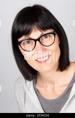 Ältere kaukasische Frau trägt Brille lächelnd. Stockfoto