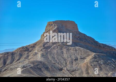 Yazd, Iran - 5. Dezember 2015: Dakhme, oder ein Turm der Stille, Begräbnisstätte der Zoroastrer des alten Persien, außerhalb der Stadt Yazd im Iran gelegen Stockfoto