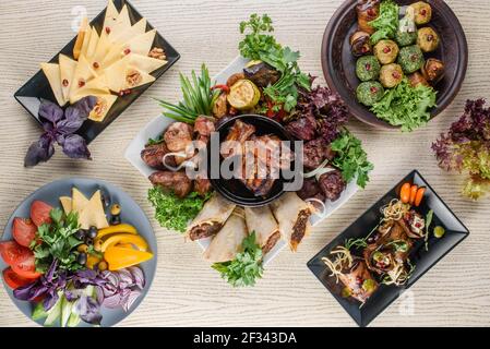 Auswahl an gegrilltem Fleisch, georgische Küche Snacks, Käse, Gemüseaufschnitt auf einem weißen Holztisch. Draufsicht Stockfoto