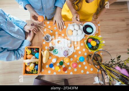 Top-down-Ansicht der Familie Färbung Ostereier Stockfoto