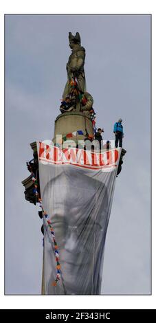BELOHNEN Sie den DALAI LAMA....in den frühen Morgenstunden des Stuntmannes Gary Connery wurde der erste, der von der 120 Meter hohen Nelsons-Säule auf dem Trafalgar Square aus Base-Jump springen konnte, Die Veranstaltung, die von "Act for Tibet" gefördert wurde, sollte die Ereignisse in Tibet hervorheben und die Haltung der Dalai Lamas unterstützen, die sich der chinesischen Präsenz in Tibet widersetzen. Zum Bild David Sandison 9/5/2003 Stockfoto
