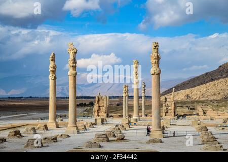 Shiraz, Iran - 15. Dezember 2015: Die Ruinen und hohen Säulen der Apadana-Halle in Persepolis, der alten Hauptstadt des persischen Reiches, in der Nähe von Shiraz Stockfoto