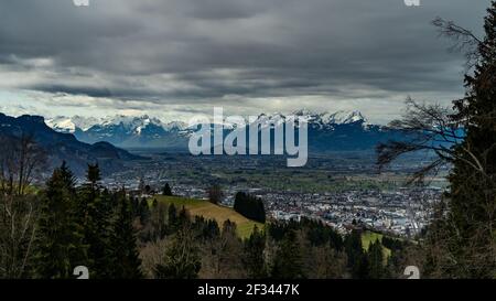 Panoramablick von Dornbirn Fluh über das Rheintal nach Säntis und den Churfirsten. Der Winter kommt zurück mit dunklen Wolken voller Schnee. Vorarlberg Stockfoto