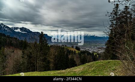 Blick von Dornbirn Fluh über das Rheintal auf die Schweizer Berge und den Säntis. Dunkle Regenwolken geben eine interessante Stimmung. Gewitterstimmung Himmel Stockfoto