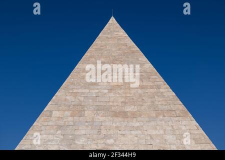 Pyramide von Cestius (Piramide di Caio Cestio oder Cestia) in Rom, Italien, altes Grab von Gaius Cestius, ca. 18–12 v. Chr. Stockfoto