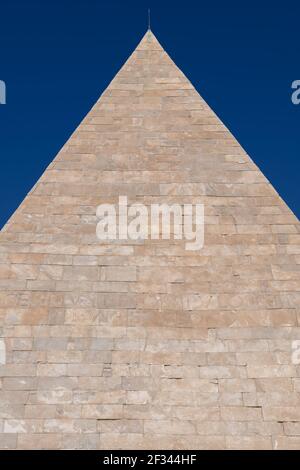 Pyramide von Cestius (Piramide di Caio Cestio oder Cestia) in Rom, Italien, altes Grab von Gaius Cestius, ca. 18–12 v. Chr. Stockfoto